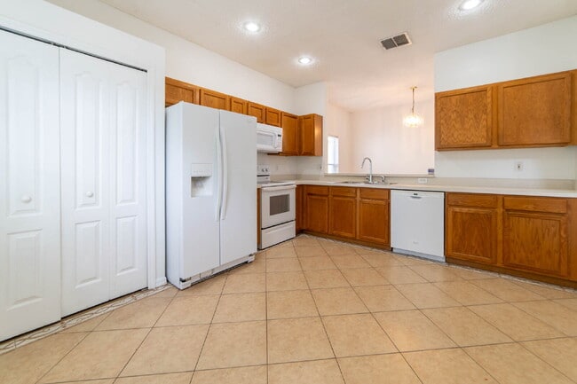 Building Photo - **Charming 4BR/2BA Pond-View Home with Boat Ramp Access – East Orlando **