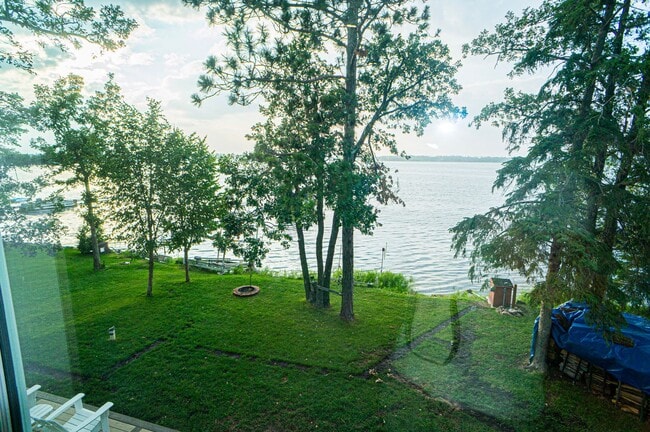 Building Photo - FULLY FURNISHED LAKE HOME