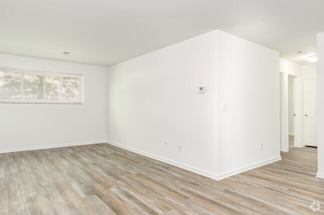 2BR, 2BA - 972 SF - Living Room - Worthington Terrace