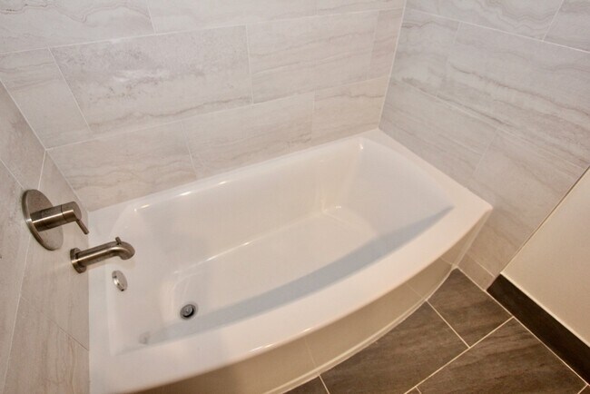 Building Photo - 3015 Green Fields Dr