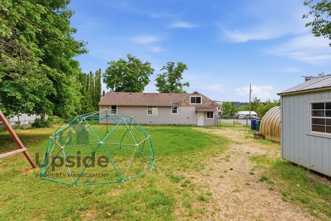 Building Photo - 8719 E Valleyway Ave