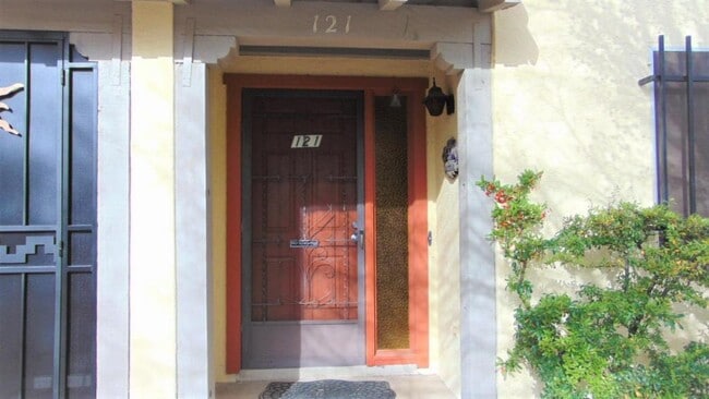 Primary Photo - 121 W Calle Del Ano