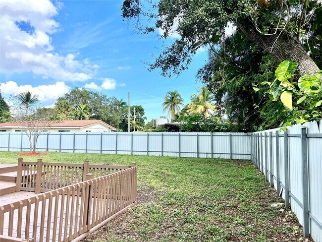 Building Photo - 2536 Flamingo Ln