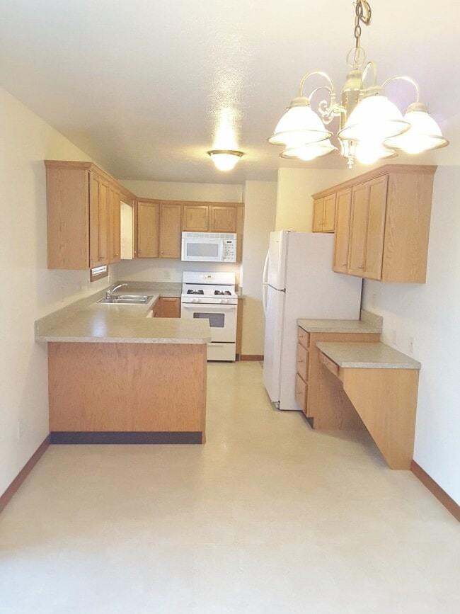 Building Photo - 3 Bedroom 2 Bathroom Single Family Home in...