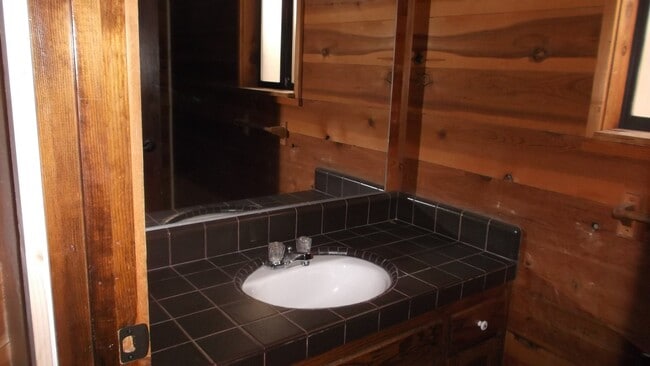 Building Photo - Fabulous 3 bedroom home near Jenkinson Lake.