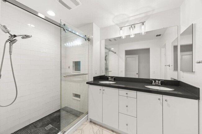 Building Photo - Beautiful Condo