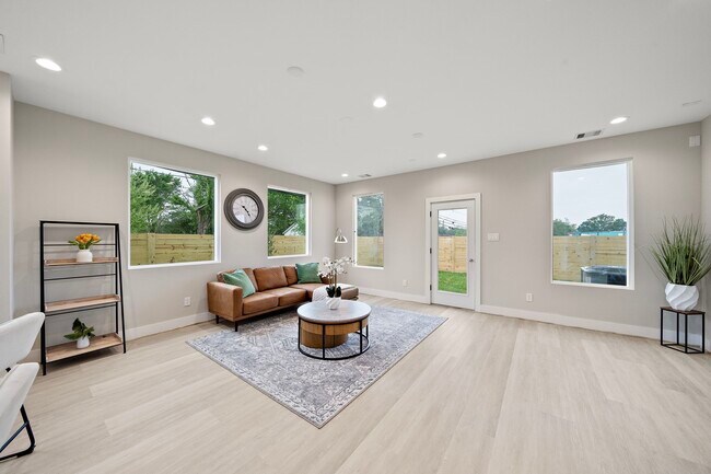 Building Photo - 8672 Easthaven Blvd