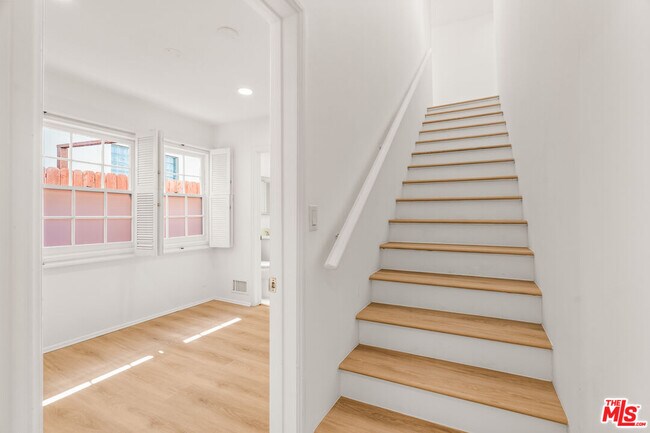 Building Photo - 1501 Kelton Ave
