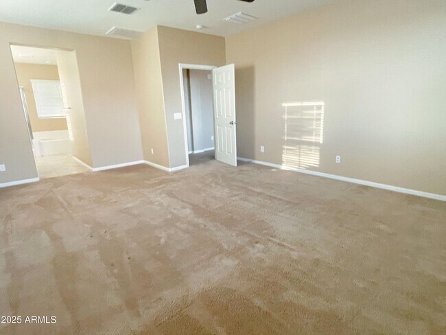 Building Photo - 1121 E Regent Dr