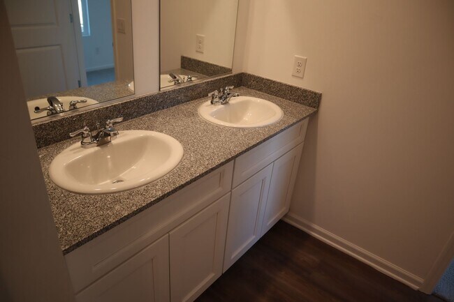 Building Photo - Great Home Great price!