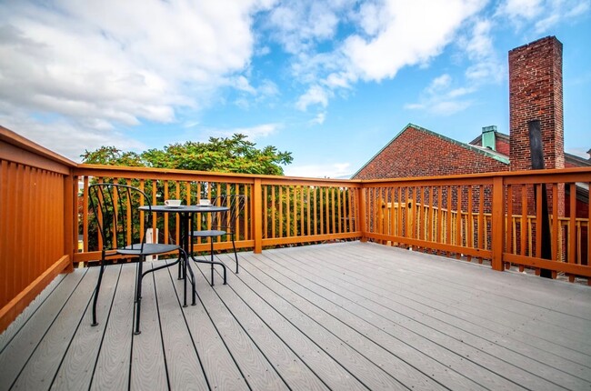 Building Photo - 80 Marion St