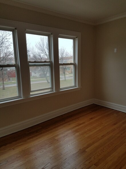 Building Photo - 4520 W Wellington Ave