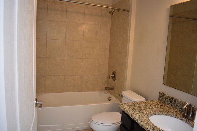 Building Photo - 5060 Creekside Park Ave