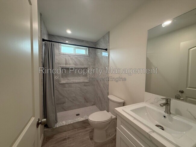 Building Photo - 921 Aurora Dr