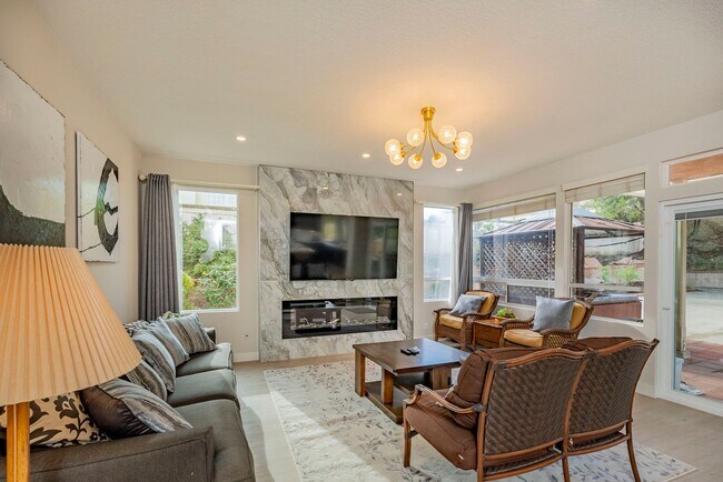 Building Photo - Fully Furnished! Prestige Luxury Single 5bed 3bath House