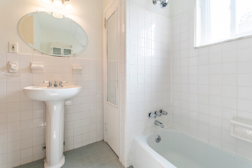 Building Photo - 527 S Lecount St