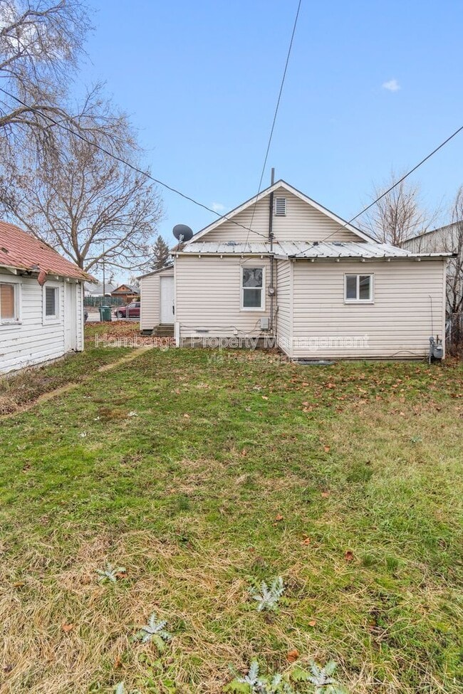 Building Photo - 2911 E Rowan Ave