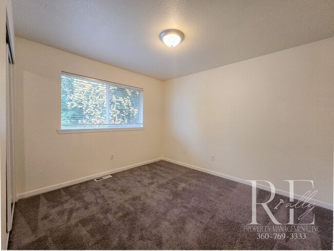 Building Photo - Military Discount: Spacious Bremerton Townhome with Garage & Fenced Yard