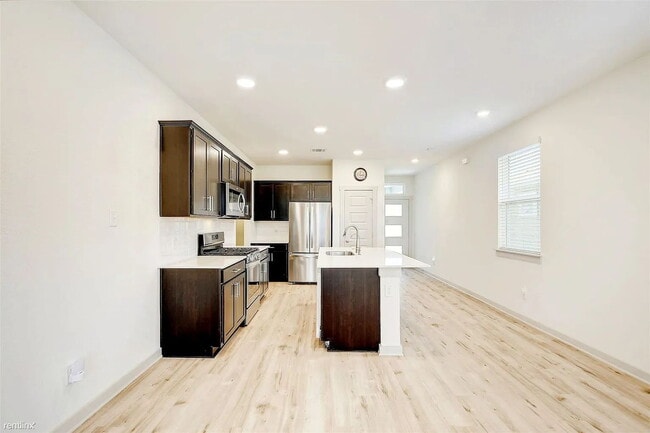 Building Photo - 121 Fairfax Ave