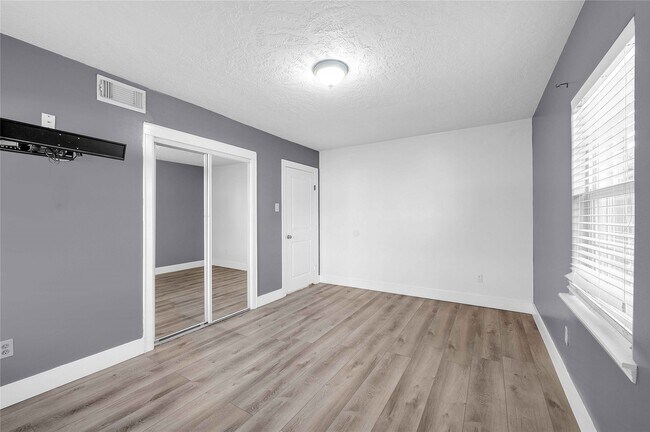 Building Photo - 6014 Belarbor St