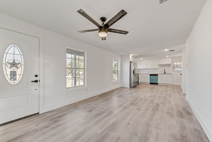 Building Photo - 303 W Broad St