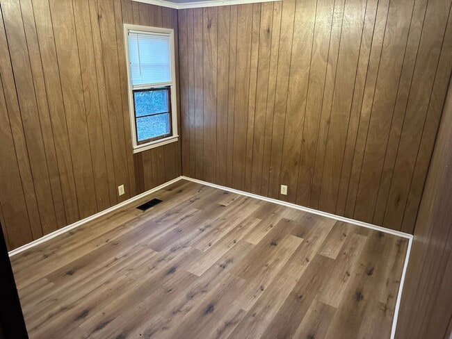 Building Photo - Available Now! 3-Bed, 1-Bath Home w/ Garage - Central Springdale, right next to Springdale High S...