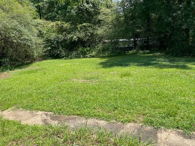 Building Photo - 3 Bedroom/1 Bath Duplex