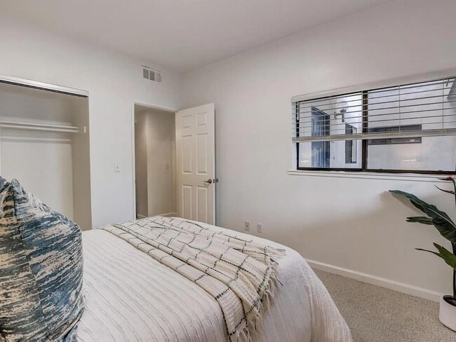 Building Photo - 4661 Albany Cir