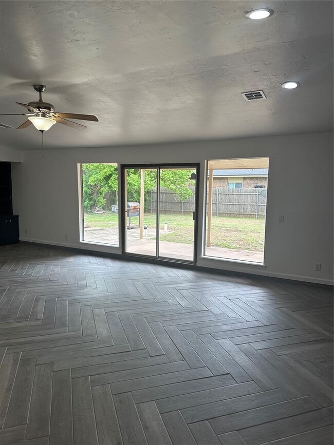 Building Photo - 1318 Alviola Ave