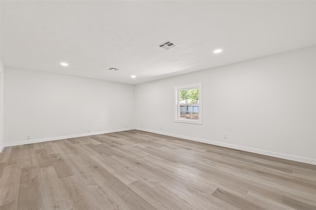 Building Photo - 815 Brooks Ave