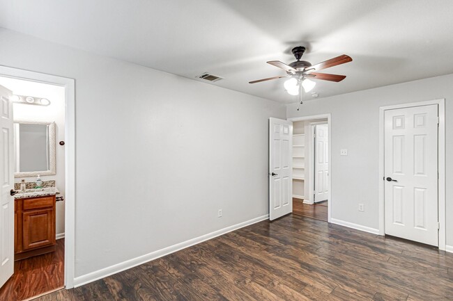 Building Photo - 6433 Leana Ave