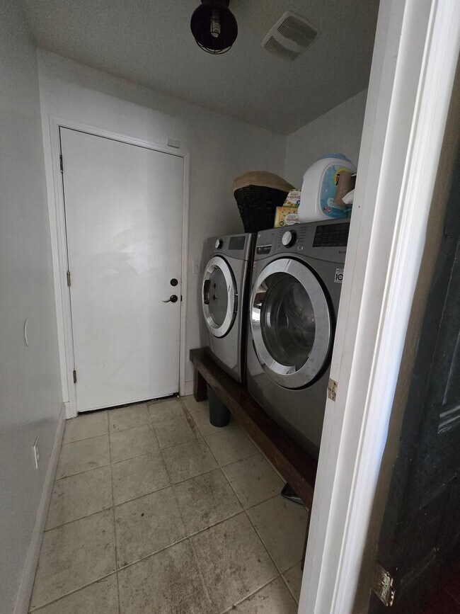 Building Photo - 3 BR 2 BA Available Now