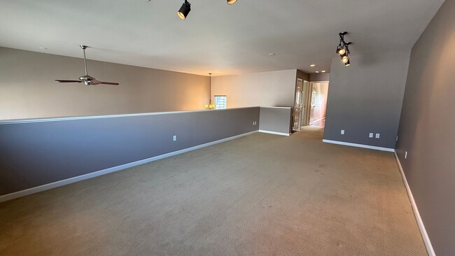 Building Photo - West Side 3 Bed/2.5 Bath Townhouse Condo. Available NOW!