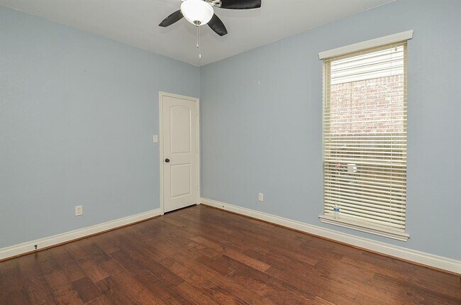 Building Photo - 28722 Maple Red Dr