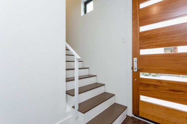 Building Photo - 3404 Saltus St