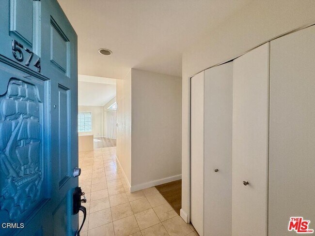 Building Photo - 574 Island View Cir