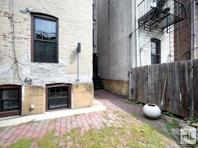 Building Photo - EASTERN PARKWAY / Spacious 4-Bed, 3-Bath D...
