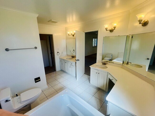 Building Photo - Extraordinary home with expansive yard on a flag lot in Mountain View.  Great Location and Schools.