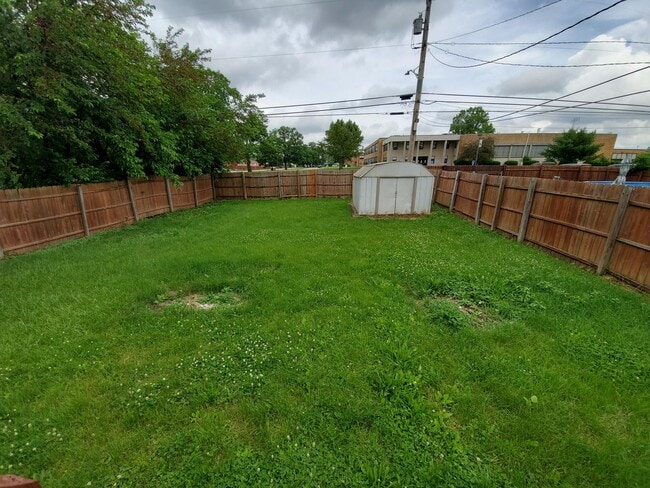 Building Photo - 4 Bedroom 1 Bath Home