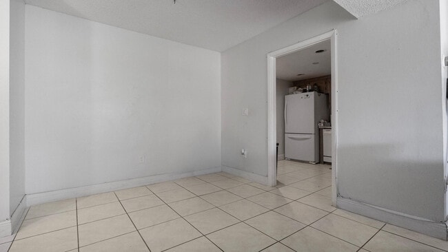 Building Photo - 4156 Inverrary Dr