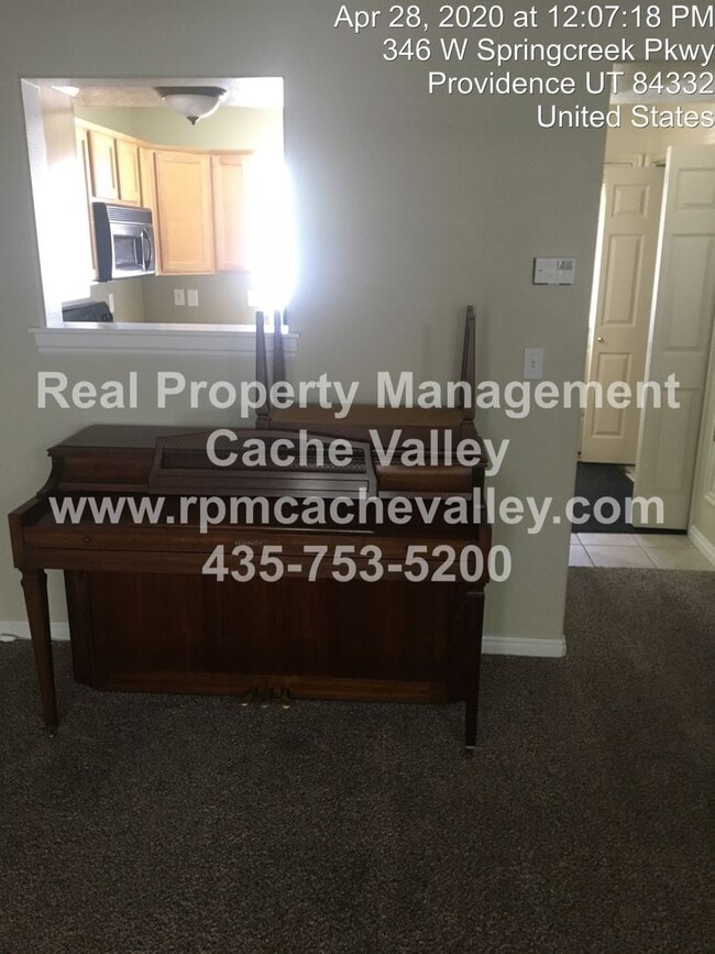 Building Photo - Pet Friendly, 2 br 1.5 bath Town home. Ava...