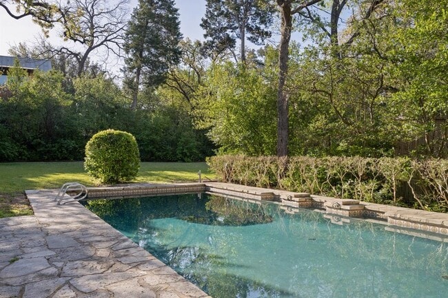 Building Photo - 1301 Kent Ln