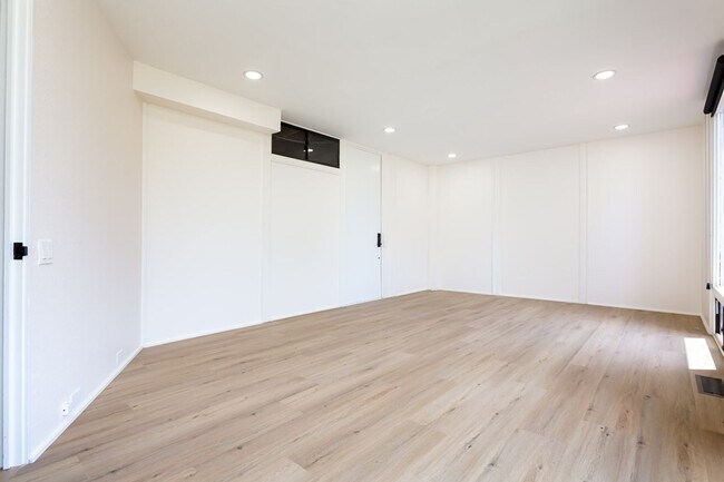 Building Photo - Renovated Post-Modern with Sweeping Canyon Views