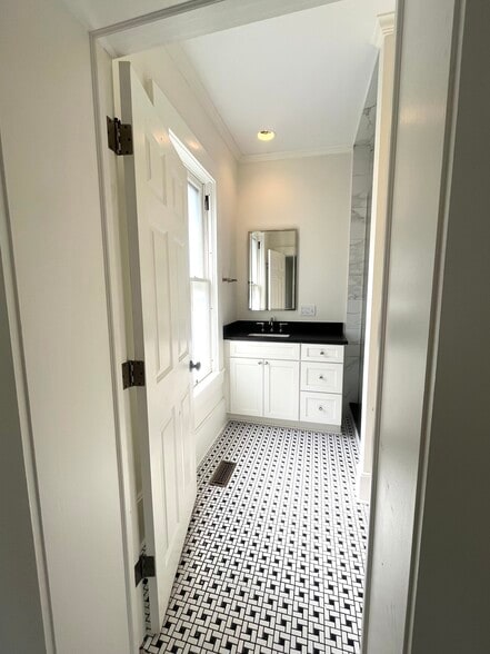 Building Photo - 672 Mohawk St