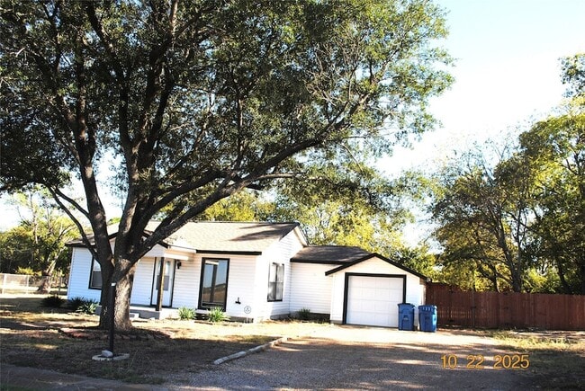 Building Photo - 410 Ayres St