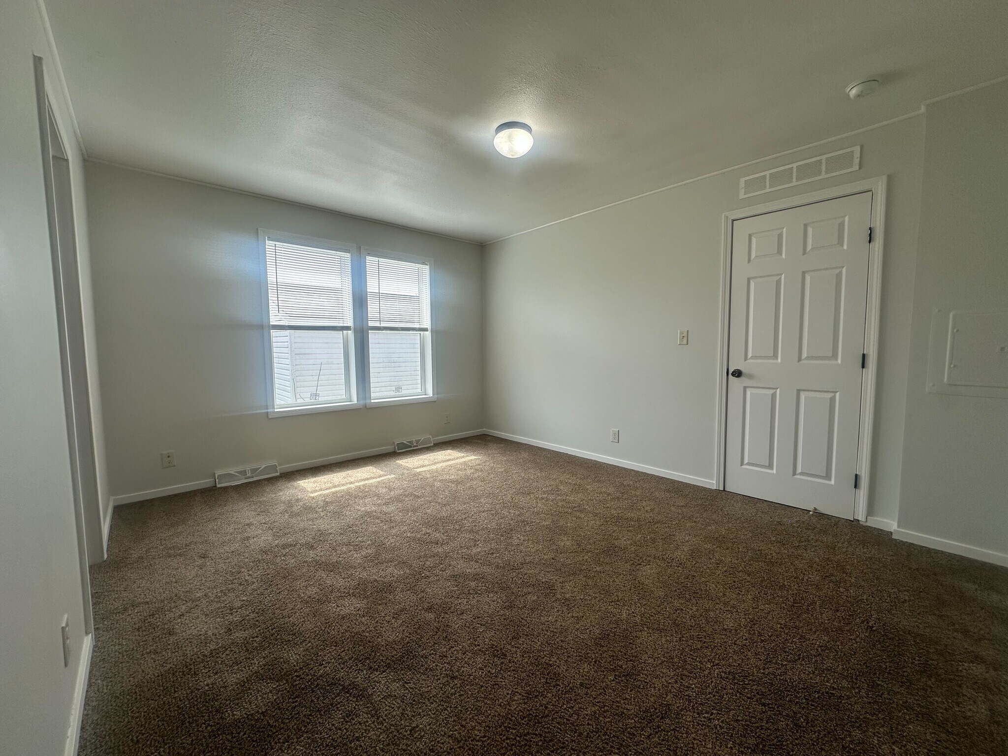 Building Photo - 1961 Four Seasons Dr