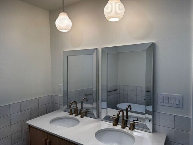 Building Photo - Luxury in the Heart of Huntsville