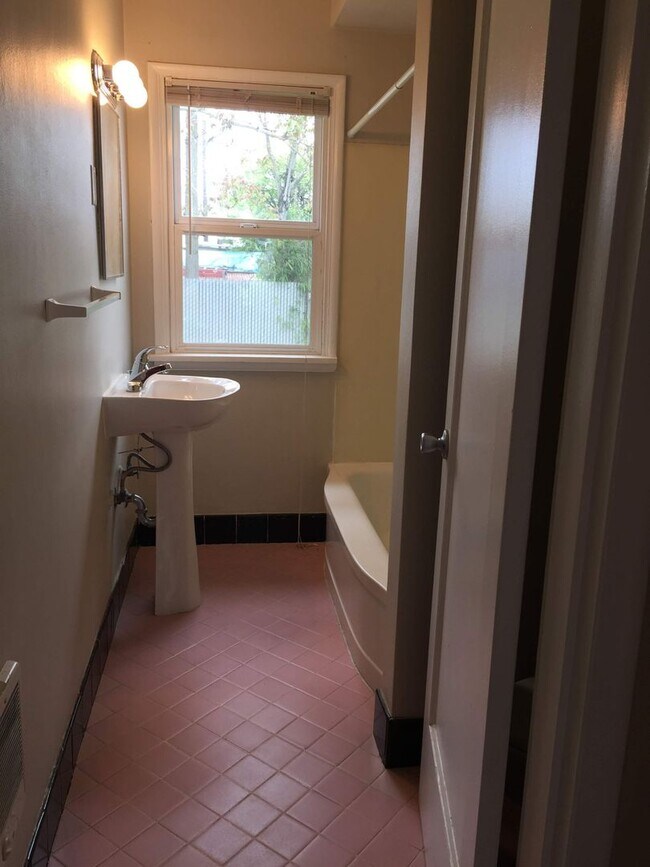 Building Photo - 1bed w/hardwoods, extra storage onsite, co...