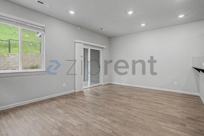 Building Photo - 4231 S Cloverhill Wy