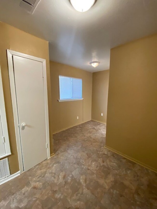 Building Photo - Cozy 3-bedroom, 1.5 bath for lease in west...